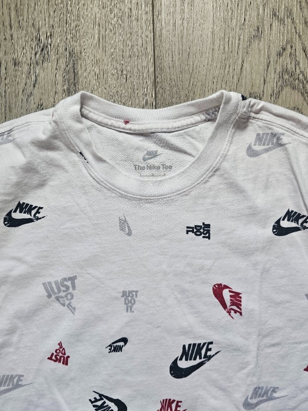 Nike Men´s White All Over Print Logo Swoosh Short Sleeve T-Shirt Size Large - Picture 3 of 7